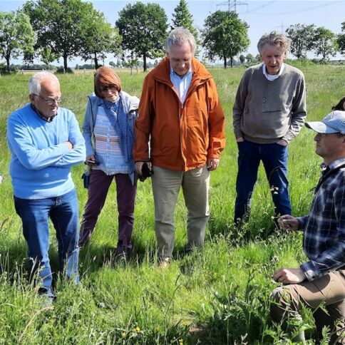 Der Biologe Thomas Braun (Biologische Station im Rhein-Kreis Neuss, rechts) erläutert Artenvielfalt und ökologischen Nutzen der Obstbaumwiese am Lohhof; Foto: Peter Ströher.