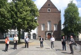 Vorstellung des Erinnerungsbuches: v.l.: Präsidentin Beate Pricking, Dr. Karl Emsbach, Franz-Josef Radmacher, Dr. Stephen Schröder, Niklas Tauch, Ludger Baten, Klaus Karl Kaster. Foto: Peter Ströher, Archiv im Rhein-Kreis Neuss.