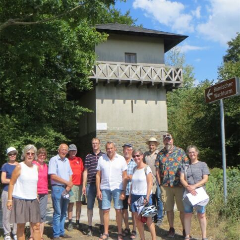 Die Gruppe des Kreisheimatbundes vor dem römischen Wachturm am Reckberg; Foto: Beate Pricking