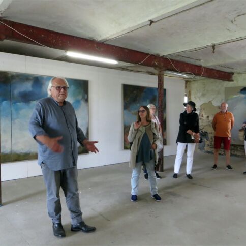 Helge Achenbach erläutert die Sonderausstellung des Künstlers Carsten Fock; Foto: Beate Pricking
