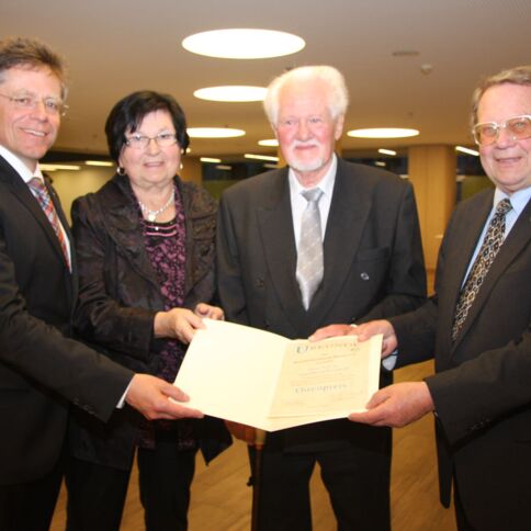 Verleihung des Heimatpreises des Kreisheimatbundes an Prof. Dr. Hans Georg Kirchhoff in Neuss, 2014. Der Historiker hat in zahlreichen Publikationen die Geschichte des Kreises erforscht und publik gemacht. V.l.: Landrat Hans-Jürgen Petrauschke, Karla Kirc
