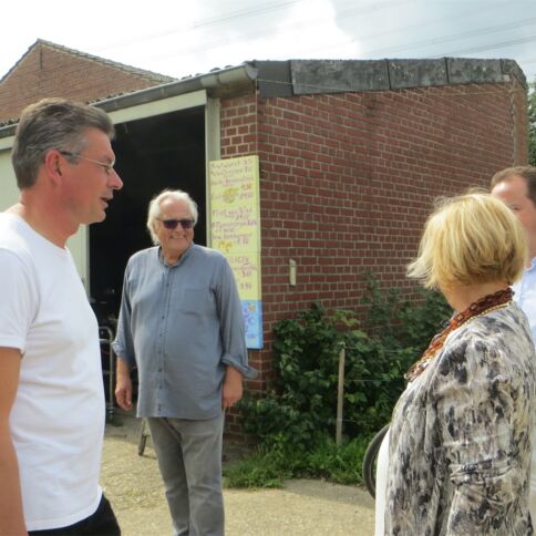 Der Künstler Armin Baumgarten, 1. von links, beantwortet Fragen zu seinen Arbeiten; Foto: Beate Pricking