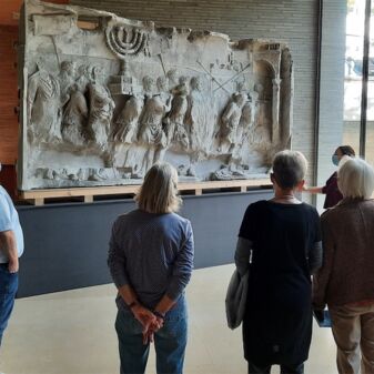 Kopie des Reliefs am Titusbogen im Museum Kolumba, das die Zerstörung des jüdischen Tempels in Jerusalem im Jahr 71 n.Chr. zeigt;  Foto: Peter Ströher (Archiv im Rhein-Kreis Neuss).