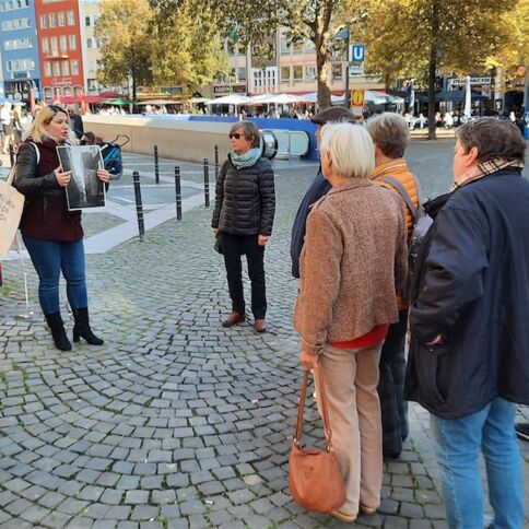 Geführter Rundgang entlang des mittelalterlichen jüdischen Viertels in der Nähe des Kölner Rathauses; Foto: Peter Ströher (Archiv im Rhein-Kreis Neuss).